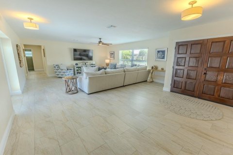 Casa en venta en New Port Richey, Florida, 5 dormitorios, 278.71 m2 № 1915457 - foto 11