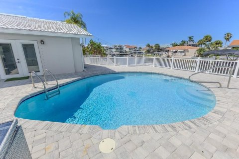 Casa en venta en New Port Richey, Florida, 5 dormitorios, 278.71 m2 № 1915457 - foto 2
