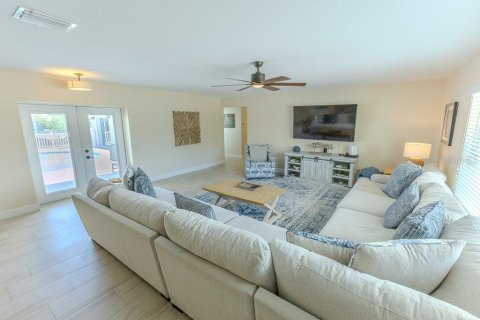 Casa en venta en New Port Richey, Florida, 5 dormitorios, 278.71 m2 № 1915457 - foto 14