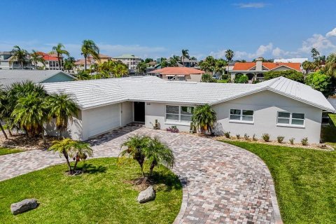 Casa en venta en New Port Richey, Florida, 5 dormitorios, 278.71 m2 № 1915457 - foto 1