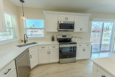 Casa en venta en New Port Richey, Florida, 5 dormitorios, 278.71 m2 № 1915457 - foto 29