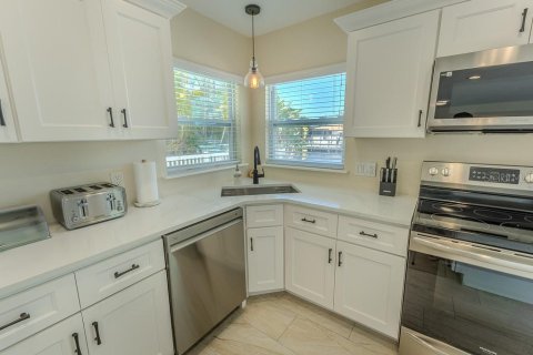 Casa en venta en New Port Richey, Florida, 5 dormitorios, 278.71 m2 № 1915457 - foto 30