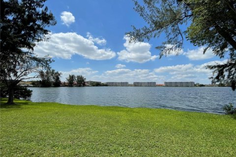 Condo in Hialeah Gardens, Florida, 2 bedrooms  № 1816527 - photo 12