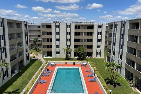 Condo in Hialeah Gardens, Florida, 2 bedrooms  № 1816527 - photo 10