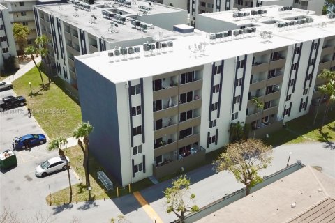 Condo in Hialeah Gardens, Florida, 2 bedrooms  № 1816527 - photo 2