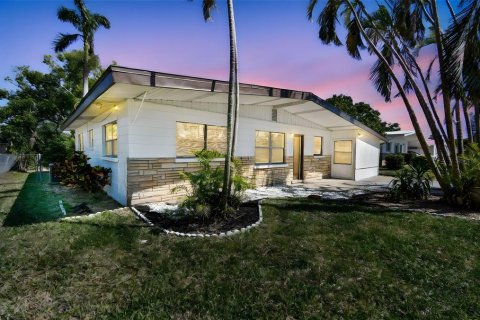 House in Sarasota, Florida 3 bedrooms, 146.51 sq.m. № 1620646 - photo 1