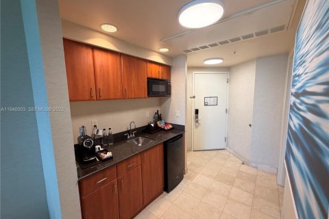 Condo in Sunny Isles Beach, Florida  № 2088598 - photo 4