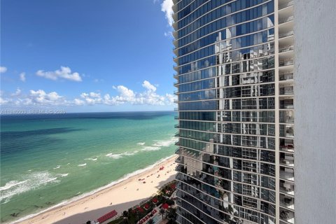 Condo in Sunny Isles Beach, Florida  № 2088598 - photo 11