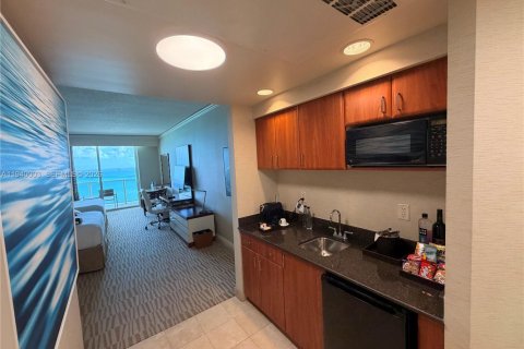 Condo in Sunny Isles Beach, Florida  № 2088598 - photo 3