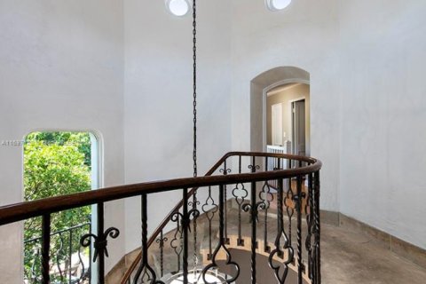 House in Miami Beach, Florida 12 bedrooms, 637.5 sq.m. № 2400028 - photo 13