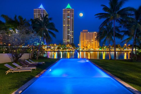 House in Miami Beach, Florida 12 bedrooms, 637.5 sq.m. № 2400028