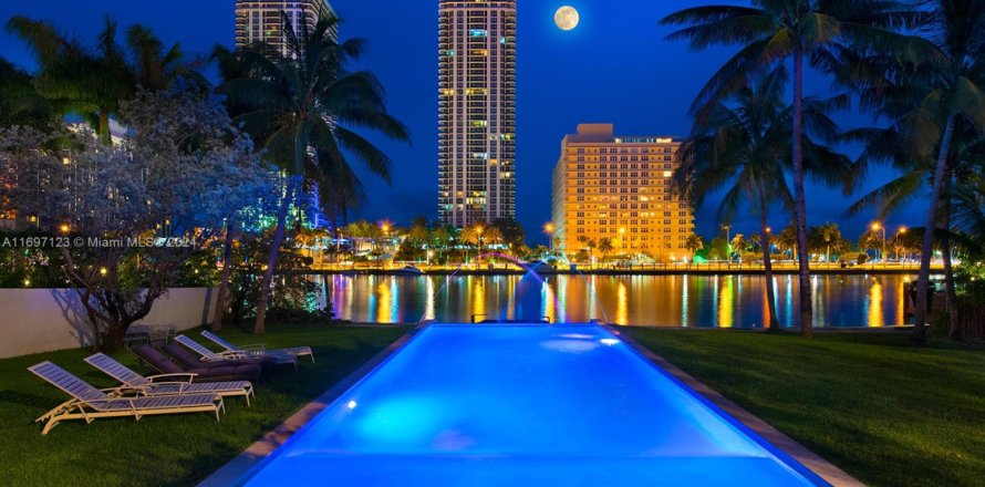 House in Miami Beach, Florida 12 bedrooms, 637.5 sq.m. № 2400028