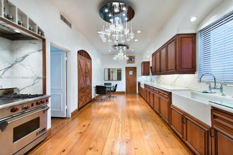 House in Miami Beach, Florida 12 bedrooms, 637.5 sq.m. № 2400028 - photo 8