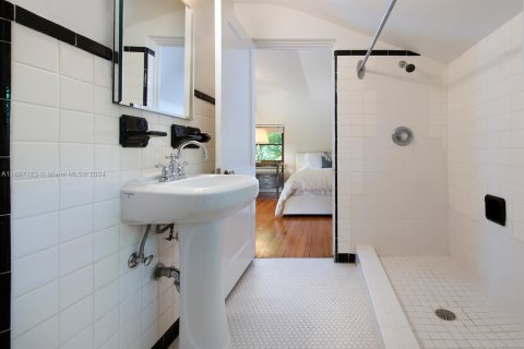 House in Miami Beach, Florida 12 bedrooms, 637.5 sq.m. № 2400028 - photo 22
