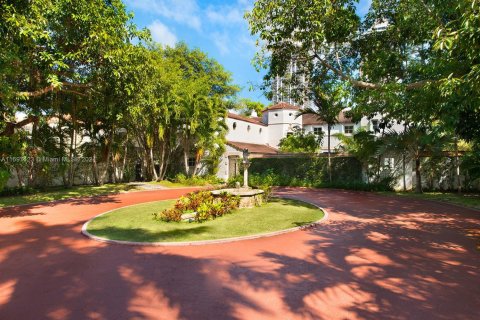 House in Miami Beach, Florida 12 bedrooms, 637.5 sq.m. № 2400028 - photo 26