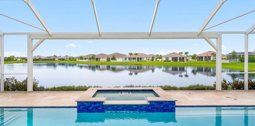House in Port St. Lucie, Florida 3 bedrooms, 273.5 sq.m. № 2082145