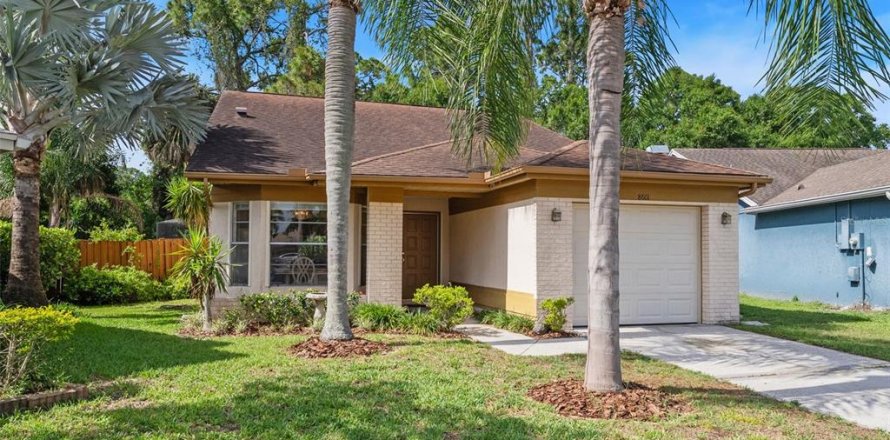 House in Tampa, Florida 3 bedrooms, 124.49 sq.m. № 2198918
