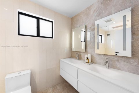 Casa en alquiler en Miami, Florida, 4 dormitorios, 236.62 m2 № 1936925 - foto 24