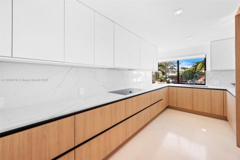 Casa en alquiler en Miami, Florida, 4 dormitorios, 236.62 m2 № 1936925 - foto 8