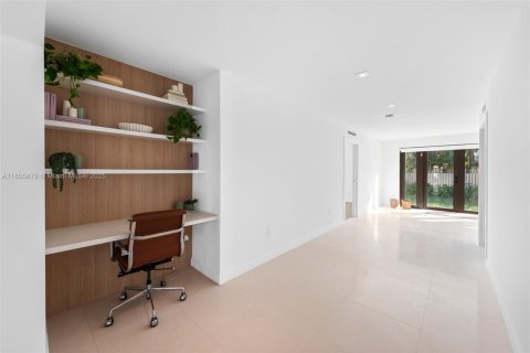 Casa en alquiler en Miami, Florida, 4 dormitorios, 236.62 m2 № 1936925 - foto 12