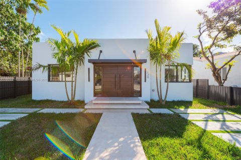 Casa en alquiler en Miami, Florida, 4 dormitorios, 236.62 m2 № 1936925 - foto 1