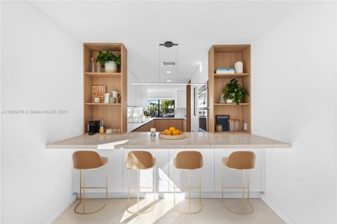 Casa en alquiler en Miami, Florida, 4 dormitorios, 236.62 m2 № 1936925 - foto 7