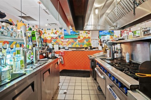 Commercial property in Hallandale Beach, Florida № 1977498 - photo 12