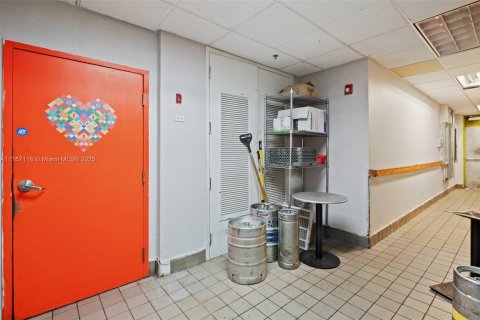 Commercial property in Hallandale Beach, Florida № 1977498 - photo 23