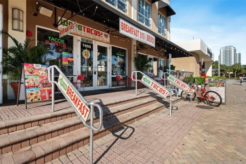 Commercial property in Hallandale Beach, Florida № 1977498 - photo 1