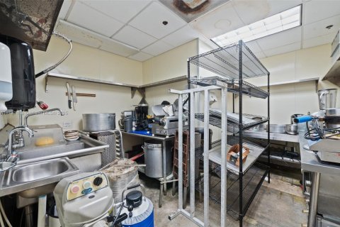 Commercial property in Hallandale Beach, Florida № 1977498 - photo 27