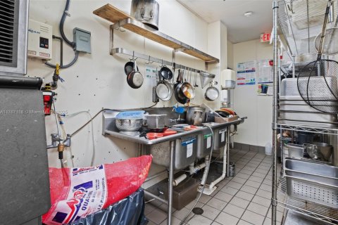 Commercial property in Hallandale Beach, Florida № 1977498 - photo 18