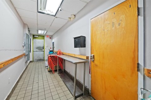 Commercial property in Hallandale Beach, Florida № 1977498 - photo 24