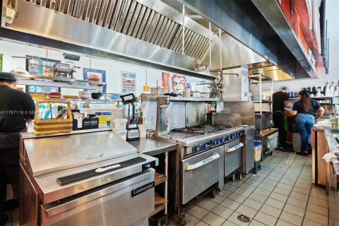 Commercial property in Hallandale Beach, Florida № 1977498 - photo 11