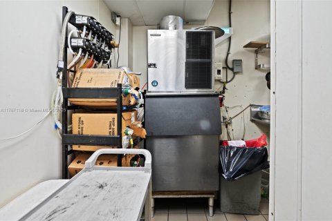 Commercial property in Hallandale Beach, Florida № 1977498 - photo 19