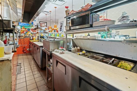 Commercial property in Hallandale Beach, Florida № 1977498 - photo 13