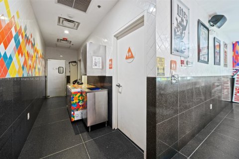 Commercial property in Hallandale Beach, Florida № 1977498 - photo 15