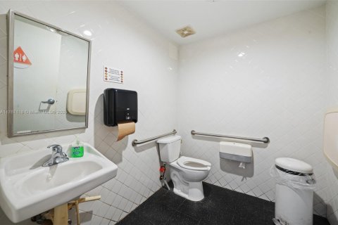 Commercial property in Hallandale Beach, Florida № 1977498 - photo 16