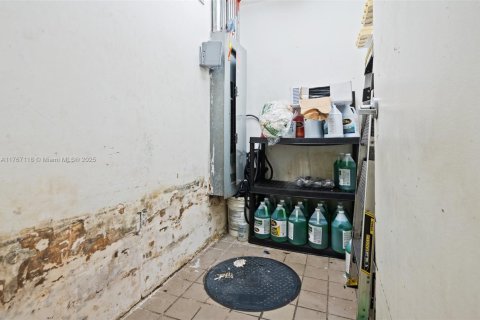 Commercial property in Hallandale Beach, Florida № 1977498 - photo 17