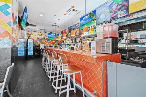 Commercial property in Hallandale Beach, Florida № 1977498 - photo 8