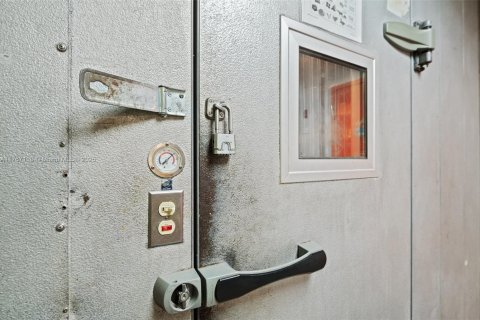 Commercial property in Hallandale Beach, Florida № 1977498 - photo 22