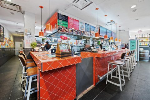 Commercial property in Hallandale Beach, Florida № 1977498 - photo 7