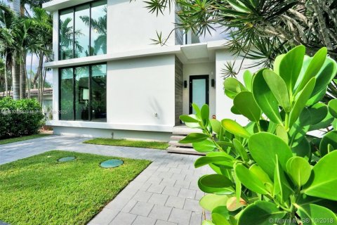 Casa en venta en Miami, Florida, 4 dormitorios, 371.61 m2 № 1842644 - foto 2