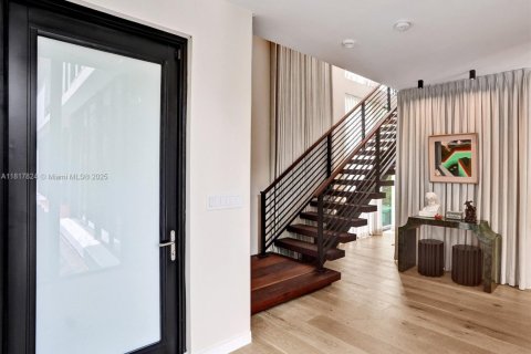 Casa en venta en Miami, Florida, 4 dormitorios, 371.61 m2 № 1842644 - foto 6