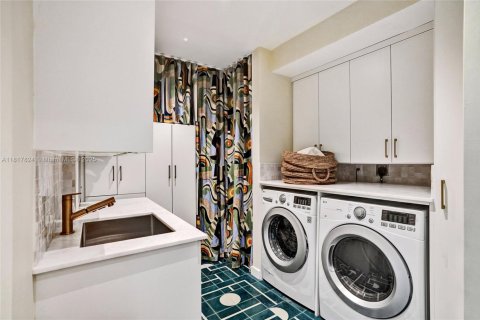 Casa en venta en Miami, Florida, 4 dormitorios, 371.61 m2 № 1842644 - foto 19