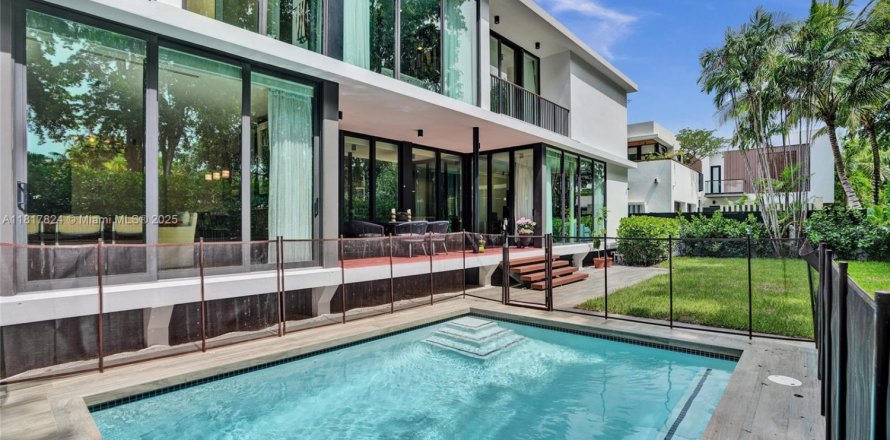 Casa en Miami, Florida 4 dormitorios, 371.61 m2 № 1842644