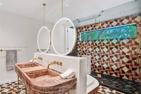 Casa en venta en Miami, Florida, 4 dormitorios, 371.61 m2 № 1842644 - foto 29