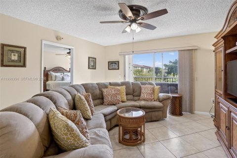 Copropriété à louer à Pembroke Pines, Floride: 2 chambres, 112.13 m2 № 2058657 - photo 2