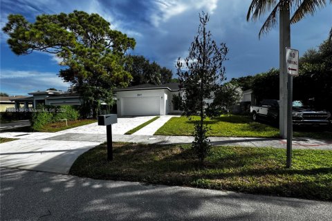 House in Fort Lauderdale, Florida 3 bedrooms, 148.64 sq.m. № 1942307 - photo 1