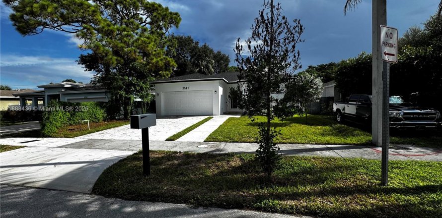House in Fort Lauderdale, Florida 3 bedrooms, 148.64 sq.m. № 1942307