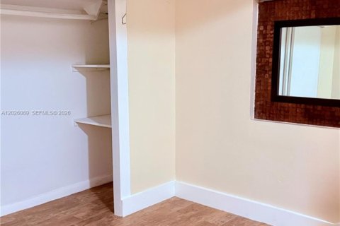 Villa ou maison à louer à Miami, Floride: 3 chambres, 130.06 m2 № 2085451 - photo 17